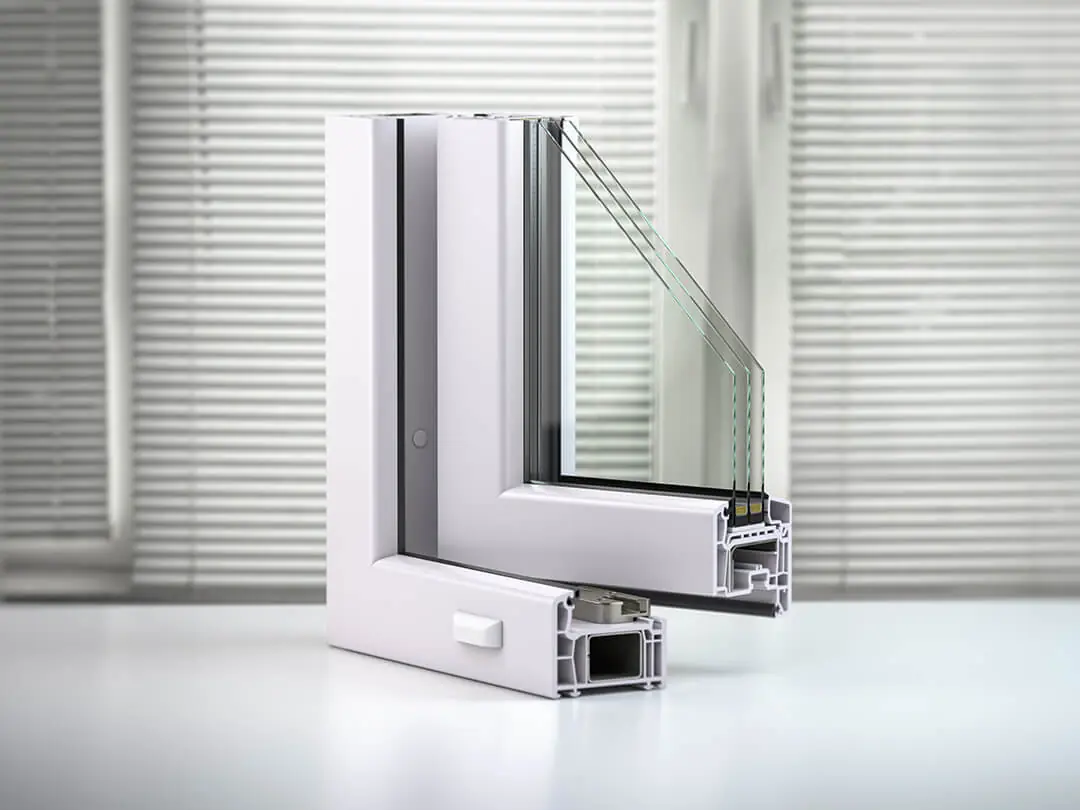 Doorsnede van een wit kunststof kozijnprofiel met driedubbel glas