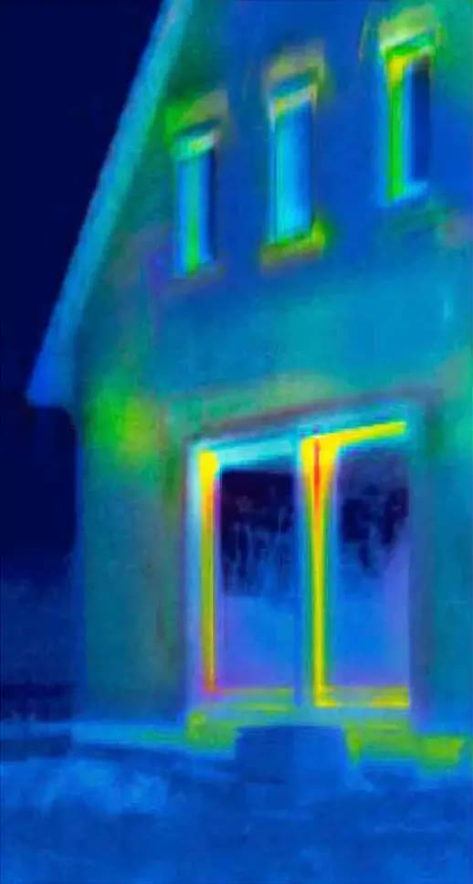 Warmtebeeld van een woning met oude kozijnen: veel warmteverlies rond ramen en deuren